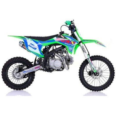Mota de motocross verde e azul com pneus de cravo