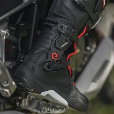 Bota preta de motocross com fechos e detalhes vermelhos