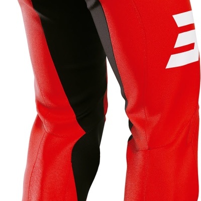 Calças desportivas vermelhas e pretas com texto branco 'SHOT'