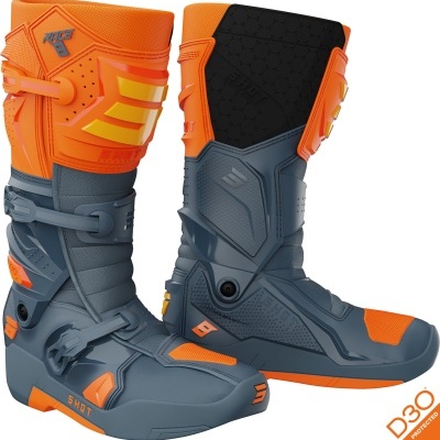 Botas de motocross em laranja, cinza e preto com fivelas e texto D3O PROTECTED
