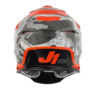 Capacete integral com padrão camuflado cinza, branco, preto e detalhes laranja