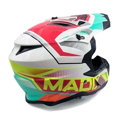 Capacete motocross colorido com texto MAD