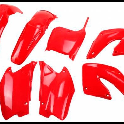 Set de peças plásticas vermelhas para motocicleta em fundo branco