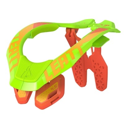 Cervical de proteção verde e laranja com inscrição 'LEATT' e almofadas com número '4.5'