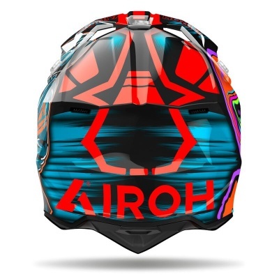 Capacete de motociclista colorido com o texto AIROH