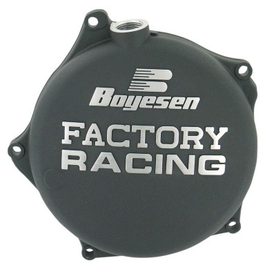 Tampa de proteção para motor de moto em metal preto com texto gravado 'Boyesen FACTORY RACING'