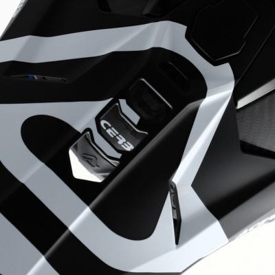 Capacete preto e branco com padrão geométrico e texto CE73