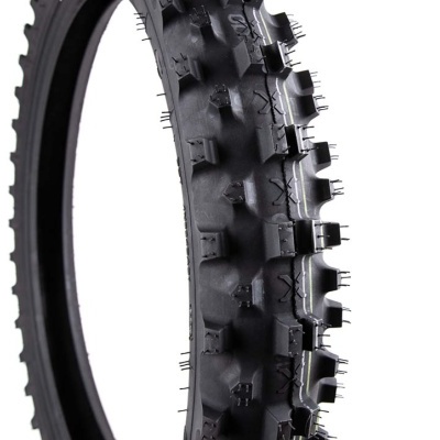 Pneu preto com padrão agressivo para todo-o-terreno