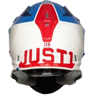 Capacete azul, branco e vermelho com texto JUST1 na parte traseira