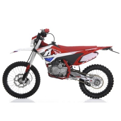 Motocross vermelho, branco e preto com motor visível em fundo branco