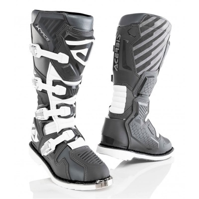 Botas de motocross preto, branco e cinza com fivelas e reforços rígidos