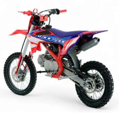 Motocross de criança vermelho e azul com pneus pretos e gráficos DORADO