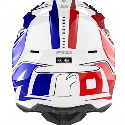 Capacete branco, azul e vermelho com texto FRANCE 2022 visto de cima