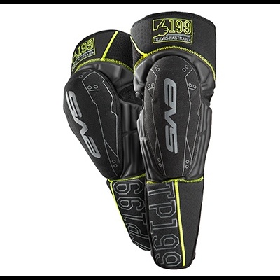 Par de joelheiras desportivas pretas com proteção rígida e detalhes verde-limão