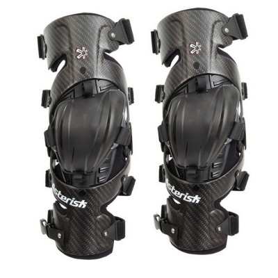 Joelheiras protetoras negras com estrutura de fibra de carbono e texto 'Batterish'.