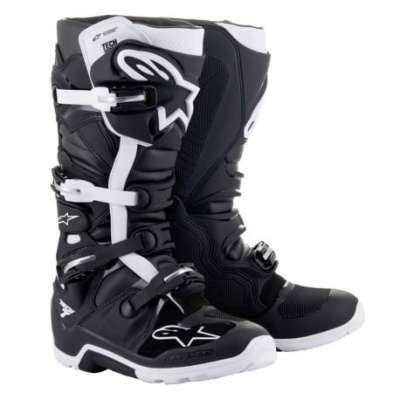 Botas de motocross pretas e brancas com fivelas ajustáveis e logótipo Alpinestars