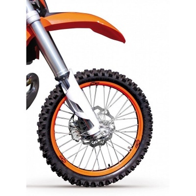 Roda dianteira de mota de motocross com aro laranja e guarda-lamas laranja