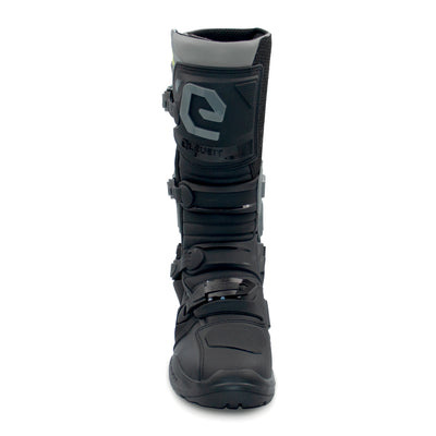 Bota preta de motocross com fechos ajustáveis e detalhes cinzentos, vista frontal