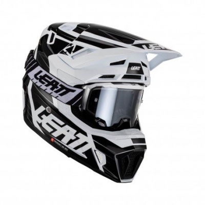 Capacete de moto cross preto e branco com óculos integrados e texto LEATT