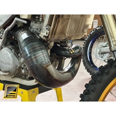 Motor de motocicleta Honda com tubo de escape em tubo metálico azul prateado e pneu preto