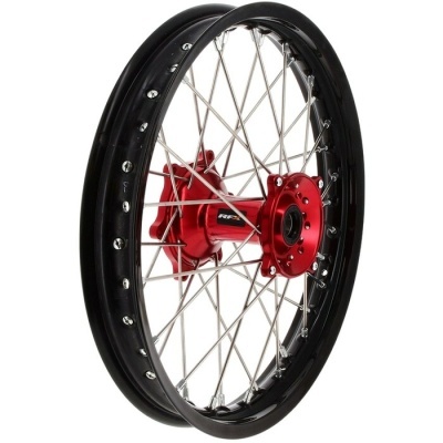 Roda de bicicleta ou motocicleta com aro preto, raios metálicos e cubo vermelho.