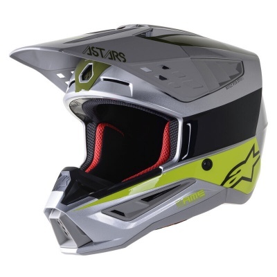 Capacete de motocross prateado com partes amarelas e interiores vermelhos e pretos