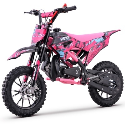Moto infantil rosa com detalhes pretos e azuis em fundo branco