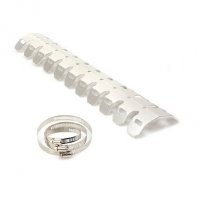 Tira perfurada branca e abraçadeira metálica sobre fundo branco