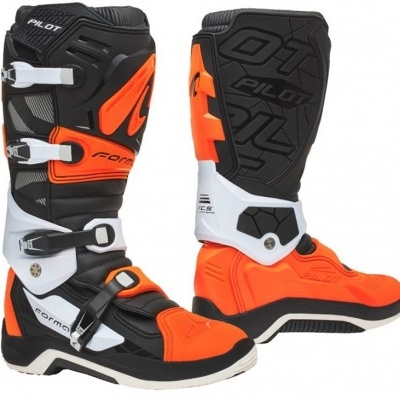 Botas de motocross pretas, brancas e laranja com fivelas e logo