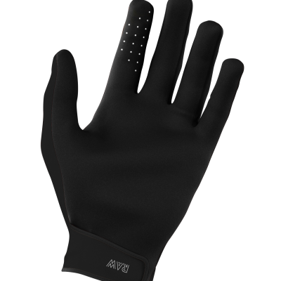 Luvas pretas com pontos brancos no dedo indicador e etiqueta RAW no punho