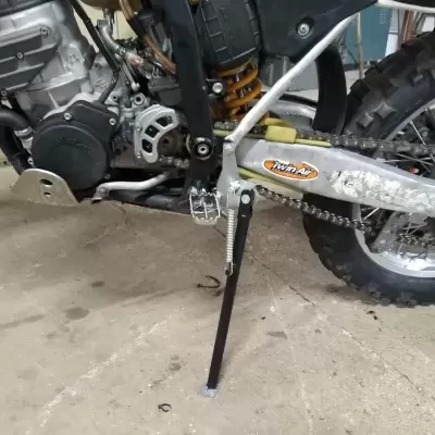 Moto de motocross com suspensão amarela e autocolante Twin Air