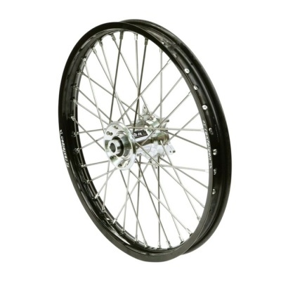 Roda de bicicleta com aro preto e raios metálicos