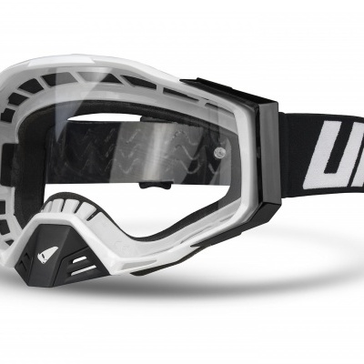 Óculos de proteção branca e preta com lente transparente e faixa elástica preta com texto branco