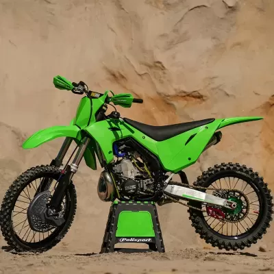 Motocross verde com pneus off-road e protetores verdes