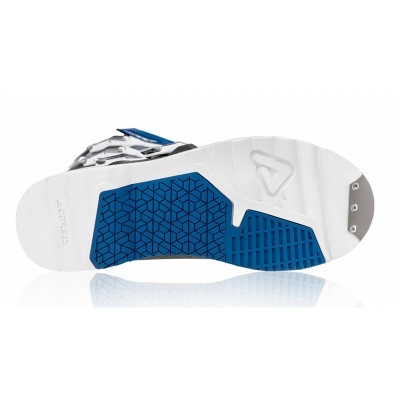 Sola branca e azul de calçado desportivo com padrão geométrico e inserção metálica