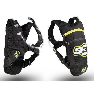 Mochila de hidratação preta com tubo para beber e detalhes amarelos