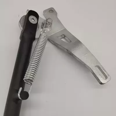 Suporte metálico com mola e haste preta sobre fundo branco