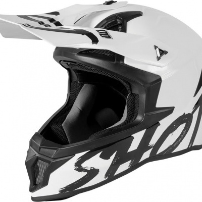 Capacete de motocross branco e preto Shoei com visor e acolchoado interior
