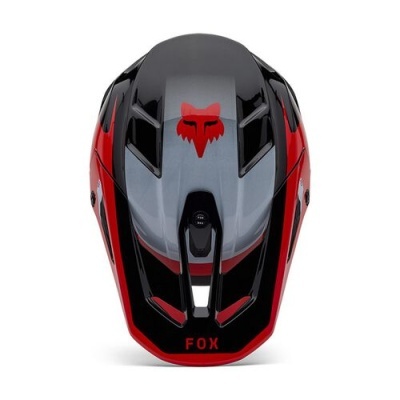 Capacete desportivo cinzento, preto e vermelho com logotipo de raposa e texto FOX