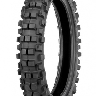 Pneu de mota todo-o-terreno preto com padrão de blocos quadrados e retangulares elevados.