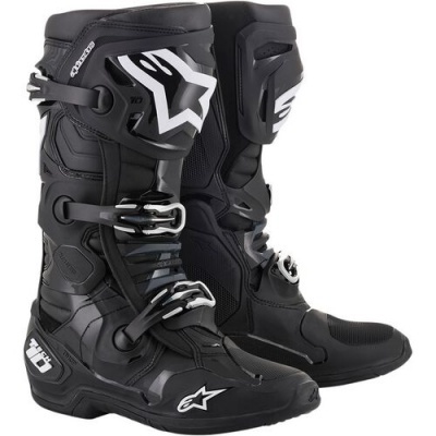 Botas de motocross pretas com detalhes brancos e fivelas prateadas