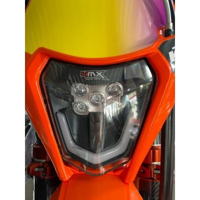 Farol dianteiro de mota laranja com luzes e logo 4MX