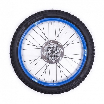 Roda de bicicleta com aro azul, pneu preto e disco de travão