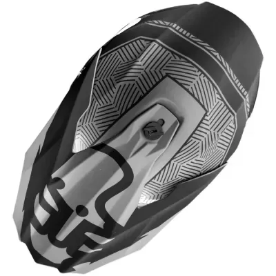 Capacete motociclista preto e cinzento com padrões geométricos e tira ajustável