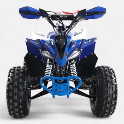 Quad azul e preto todo-o-terreno com suspensão dianteira e proteção frontal azul