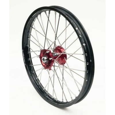 Roda de bicicleta com aro preto, raios metálicos e cubo vermelho