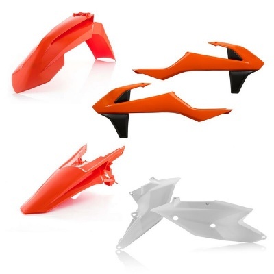 Peças plásticas para moto em laranja, vermelho e branco sobre fundo branco.