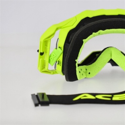 Óculos de proteção amarelo neon com almofada de espuma negra e amarela e cinta elástica preta com texto amarelo