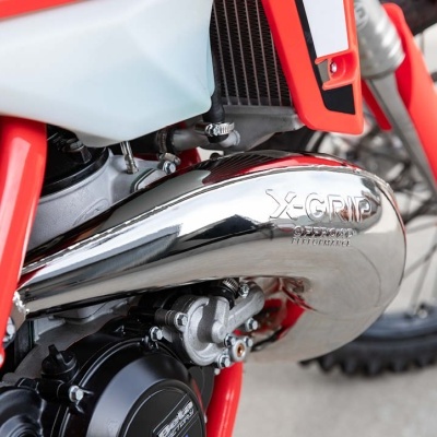 Motor de mota com tubo de escape cromado e gravação X-GRIP