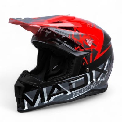 Capacete motocross preto, vermelho e cinza com texto e padrões geométricos